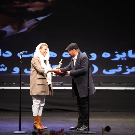 جایزه ای که دیشب جواد عزتی از دست همسرش گرفت+عکس