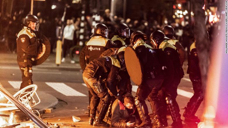 پذیرایی پلیس هلند از معترضان محدودیت های کرونایی+عکس