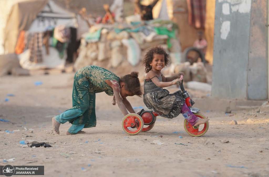 تصویر تلخ از بازی دو دختر یمنی در اردوگاه آوارگان+عکس
