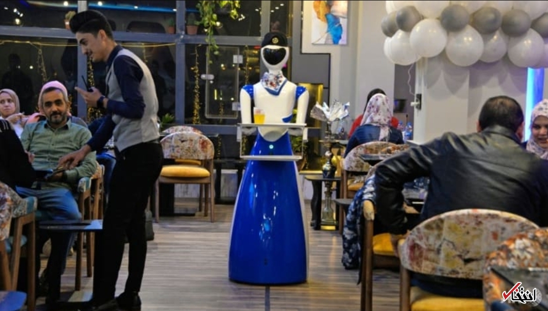 عراق، موصل، منظره ربات‌هایی که در رستوران‌ها به این سو و آن سو می‌چرخند