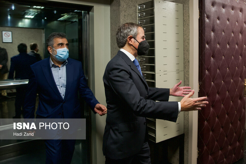 لحظه ورود رافائل گروسی به سالن مذاکرات در تهران+عکس