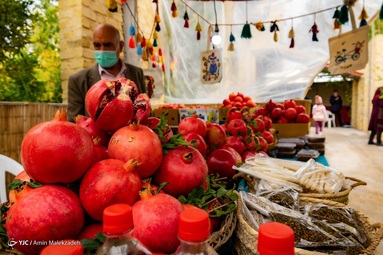  جشنواره انار - ارسنجان جشن انار یکی از آیین‏های دیرینه جهت شکرگزاری از پروردگار برای برداشت محصول 