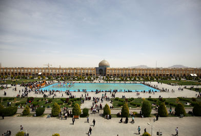  اصفهان به داشتن معماری زیبای اسلامی، پل‌های سرپوشیده، مسجدها و مناره‌های منحصربه فردش نام آور است.