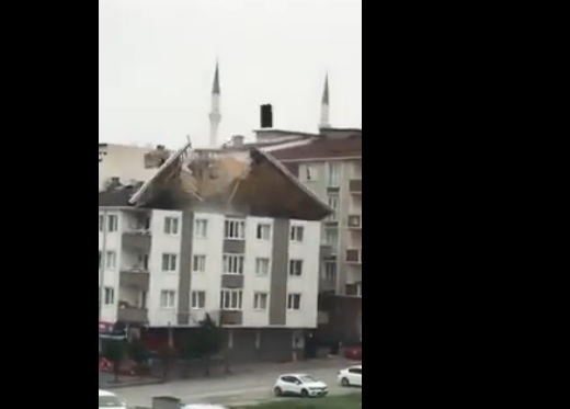 طوفان وحشتناک ترکیه سقف خانه‌ها را از جا کند+عکس
