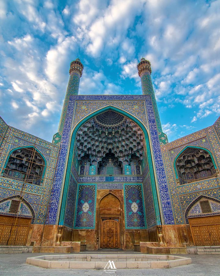آسمان آبی بر فراز مسجد امام اصفهان+عکس
