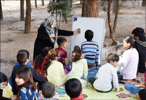 کلاس درس معلم تهرانی برای کودکان کار در جنگل+عکس