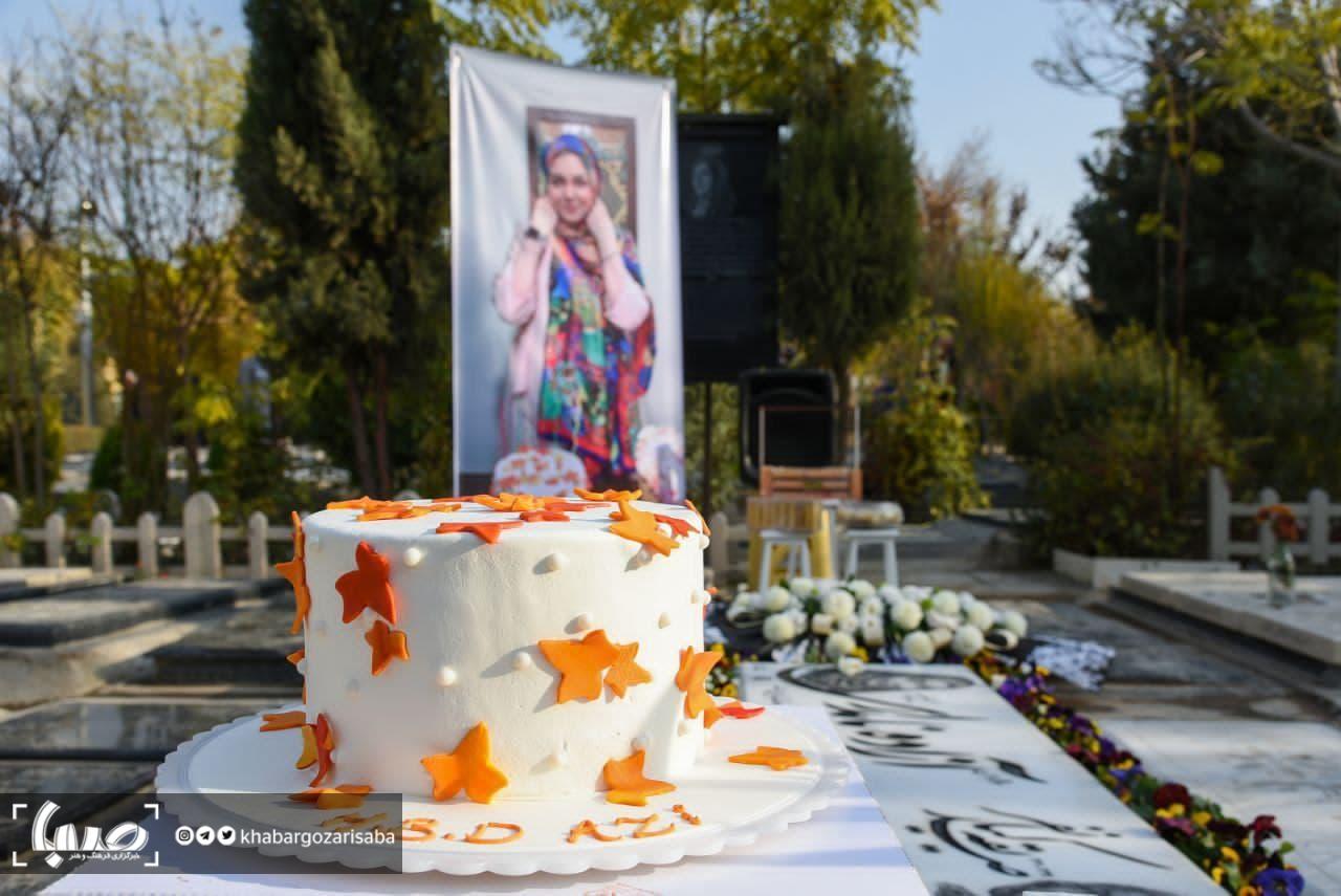 تصویر تلخ از جشن تولد آزاده نامداری سر مزارش+عکس