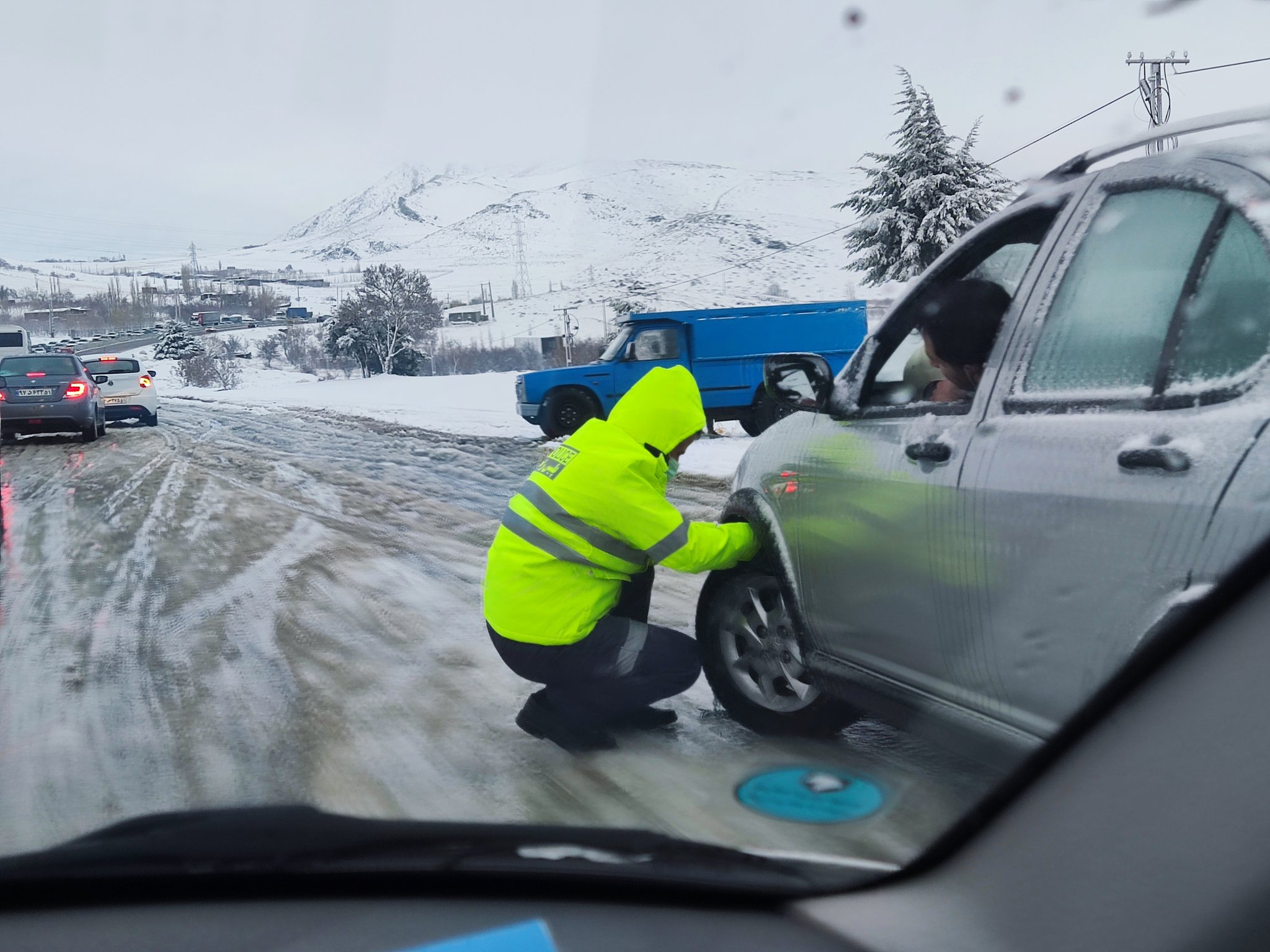 ببینید سرگرد راهنمایی و رانندگی در جاده یخ زده سنندج چه کرد+عکس