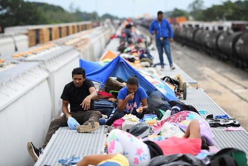 وضعیت بحرانی پناهجویان در مرز آمریکا+عکس