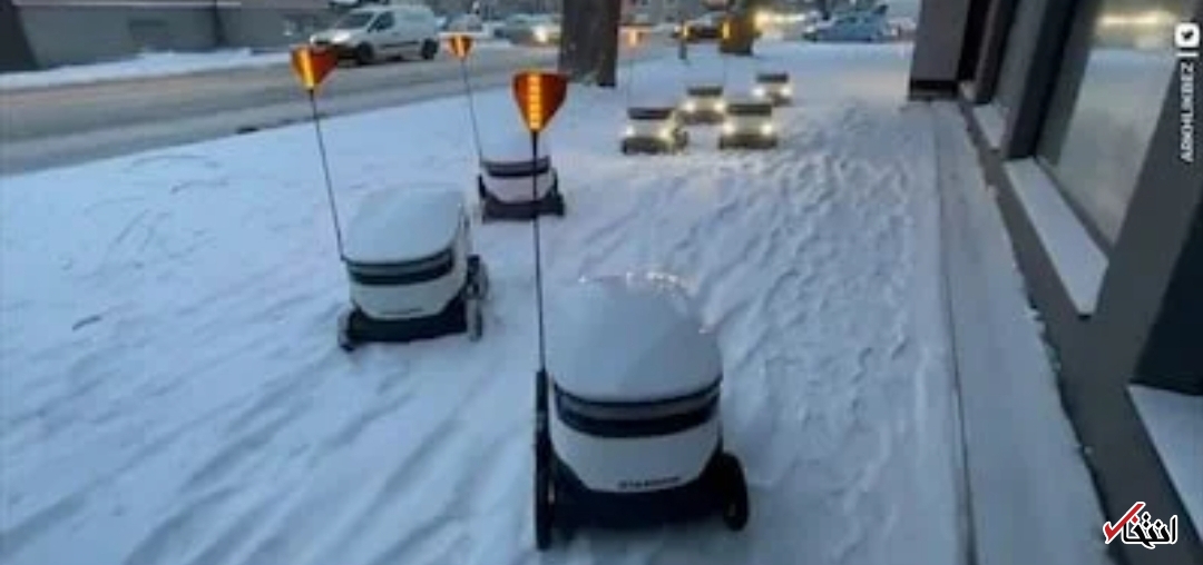 بارش شدید برف باعث شده  که پیاده رو توسط تعدادی ربات خودکار که به طور تصادفی گیر کرده اند، شلوغ شود.