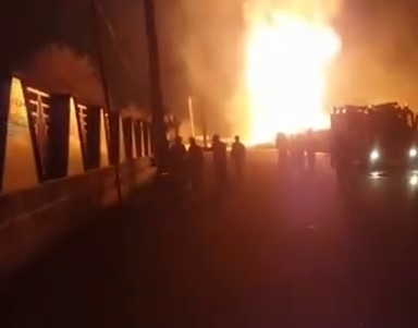 آتش سوزی عظیم در پی شکستگی لوله گاز در تهران+عکس