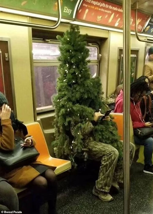 صحنه شوکه کننده از لباس یک مسافر در مترو آمریکا+عکس