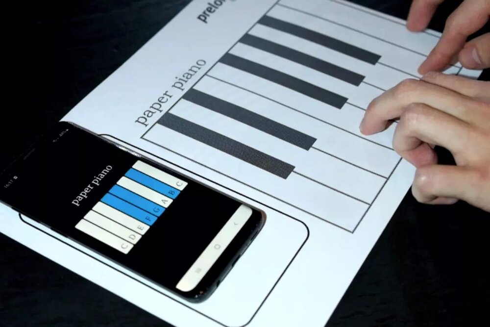 یک صفحه کلید پیانو که صدای آن در تلفن هوشمند نواخته می‌شود