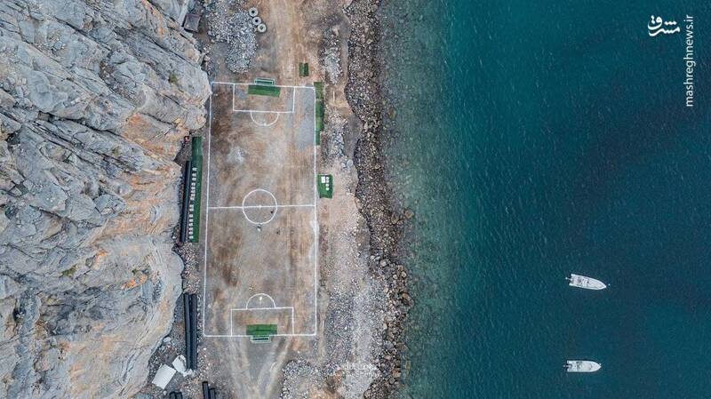 تصویر هوایی از زمین فوتبال دیدنی در دو قدمی دریا+عکس