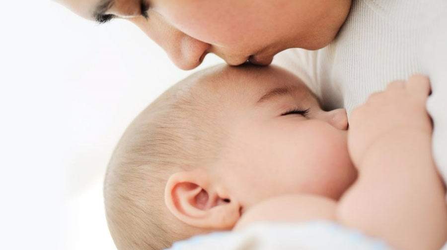 بوی بدن مادر عامل مهمی است که بر رابطه مادر و کودک تأثیر می‌گذارد 