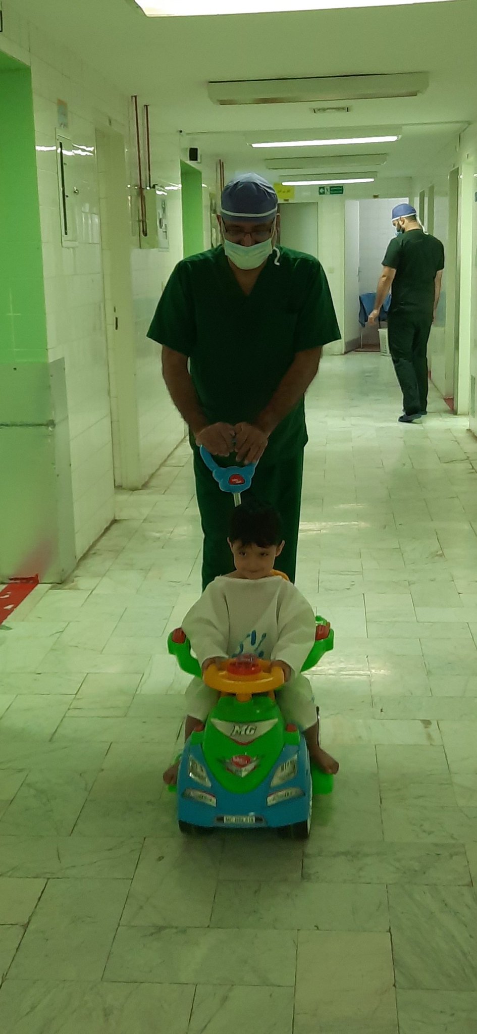 تصویر خوشحال کننده از کودک تهرانی قبل از عمل جراحی +عکس