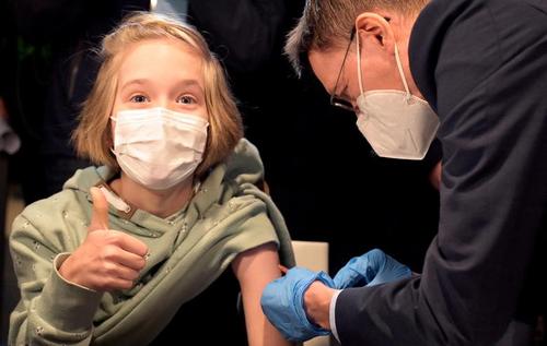 وزیر بهداشت آلمان در حال تزریق واکسن به یک دختربچه+عکس