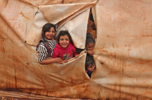 کودکان آواره جنگی در چادر کلاس درس+عکس