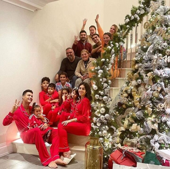 رونالدو در خانه کریسمسی همراه خانواده اش+عکس