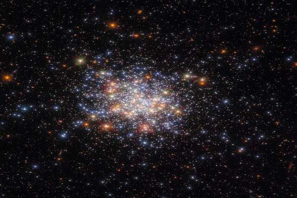 تصویر بی‌نظیر از خوشه ستاره‌ای در فضا