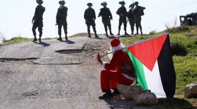 بابانوئل مبارز در مقابل سربازان اسرائیلی+عکس