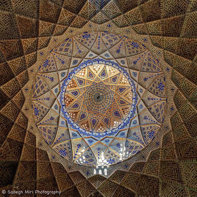  هندسه چشم نواز سقف بازار زرگرهای یزد+عکس