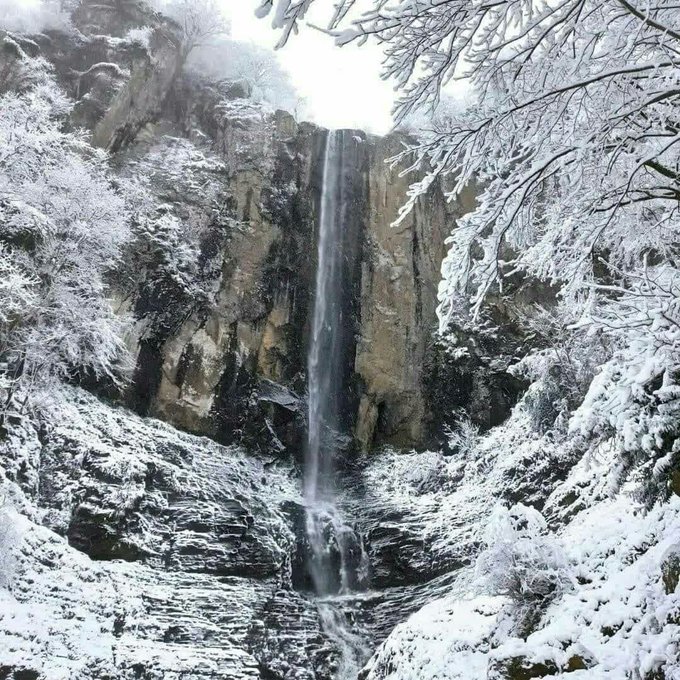 آبشار لاتون در استان گیلان یخ زد+عکس