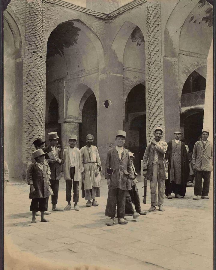 تصویر قدیمی از مردان در مسجد جامع نایین+عکس