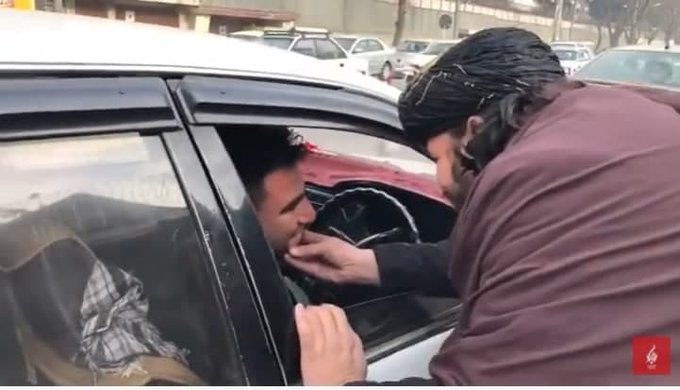ایست بازرسی طالبان در حال بررسی ریش مردان+عکس