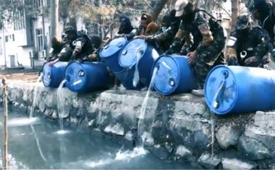 طالبان ۳۰۰۰ لیتر مشروبات الکی را به رودخانه ریخت+عکس