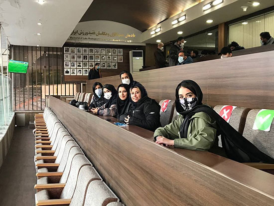 زنان خبرنگار در حال تماشای بازی لیگ برتر+عکس