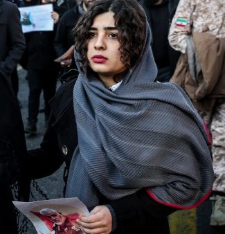 ابراز ارادت دخترانی با تیپ‌ متفاوت به سردار سلیمانی+عکس 