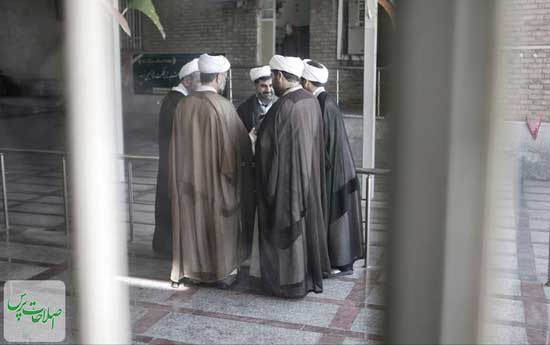 طلبه‌ها برای تامین مخارج زندگی سرایداری می‌کنند