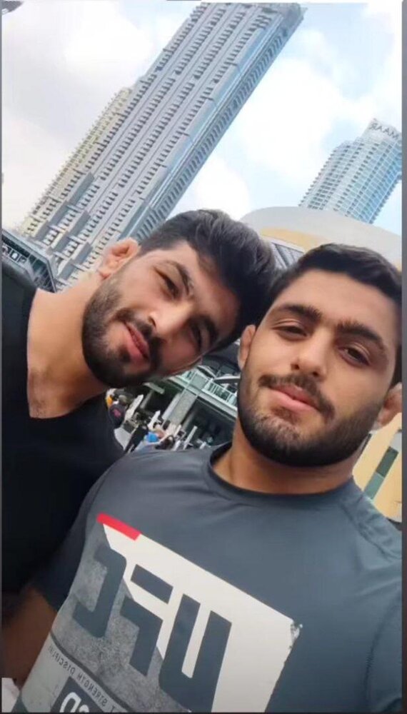 عکس حسن یزدانی با برج خلیفه دوبی