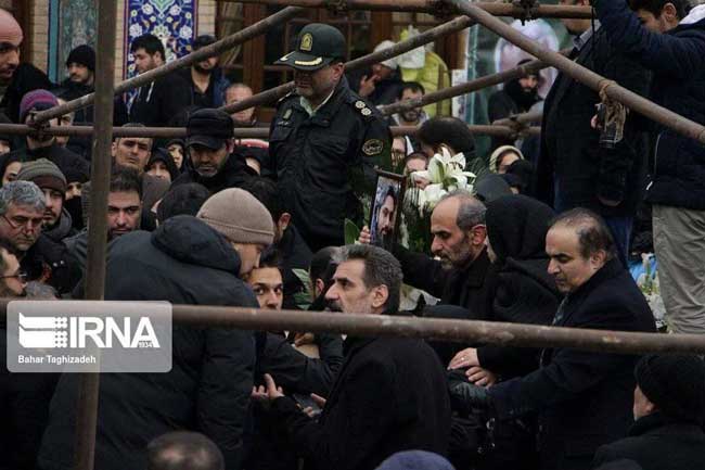 رئیس صدا و سیما در سوگ برادرزاده‌اش مسافر هواپیمای اکراینی+عکس