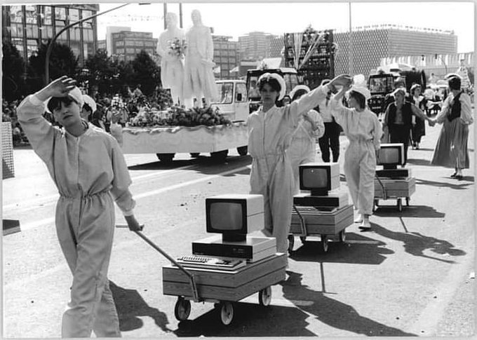 تصویری قدیمی از رژه عجیب زنان با کامپیوتر+عکس