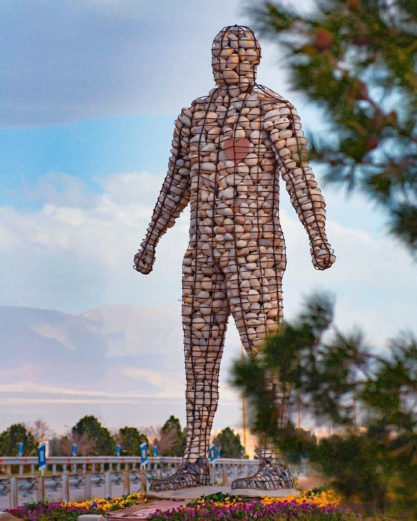 مجسمه غول پیکر مرد سنگی در هفت باغ کرمان+عکس