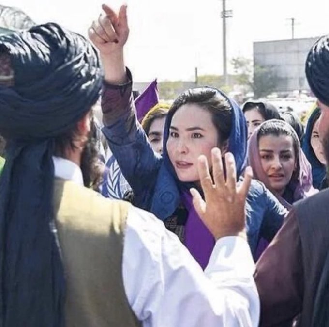 حرکت شجاعانه دختر جوان افغان مقابل طالبان+عکس