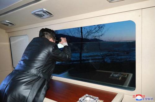 واکنش رهبر کره شمالی به لحظه پرتاب موشک+عکس