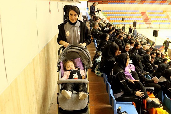 مادر ایرانی که نوزادش را به کلاس مربیگری برد+عکس