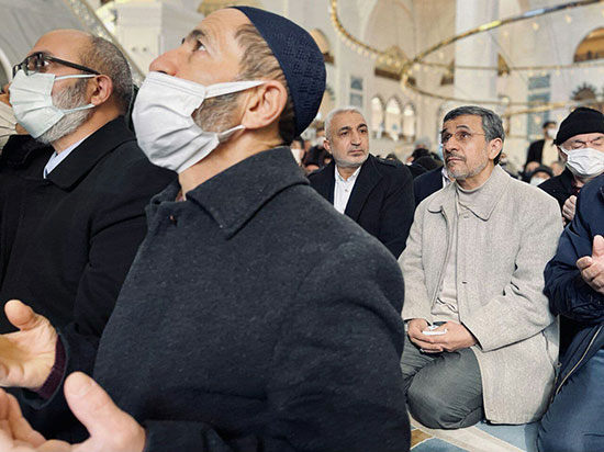 احمدی نژاد در صف نمازجمعه استانبول+عکس