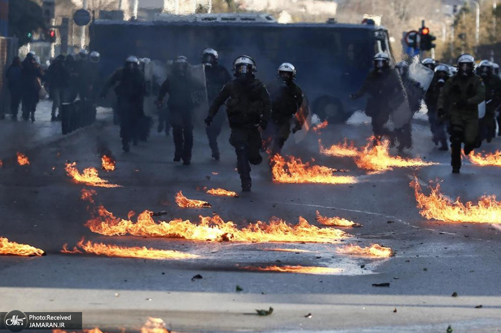 درگیری شدید دانشجویان و نیروهای امنیتی یونان+عکس