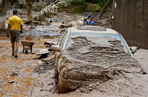 بقایای سیلاب سنگین در جنوب شرق برزیل+عکس