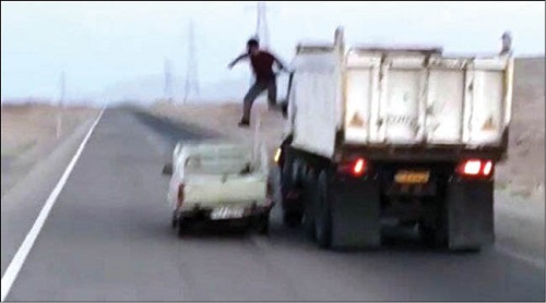 حرکت خطرناک راننده کامیون در جاده همه را متعجب کرد+عکس