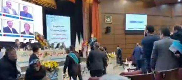 درگیری یک مال باخته در جلسه بانک ایرانی+عکس