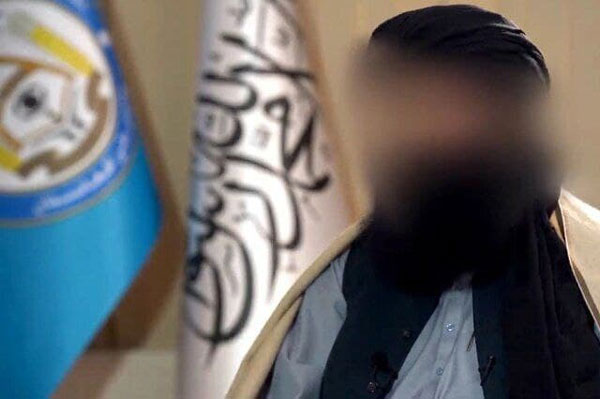 حرکت عجیب در حال مصاحبه وزیر کشور طالبان+عکس