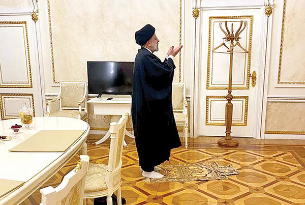وضعیت پوتین در هنگام نماز خواندن رئیسی 