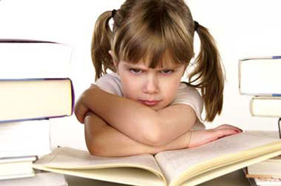 والدین بچه‌ها را از کتاب دور می‌کنند، چون نگران درس آنها هستند!
