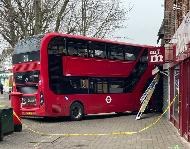 تصادف اتوبوس دو طبقه در لندن+عکس
