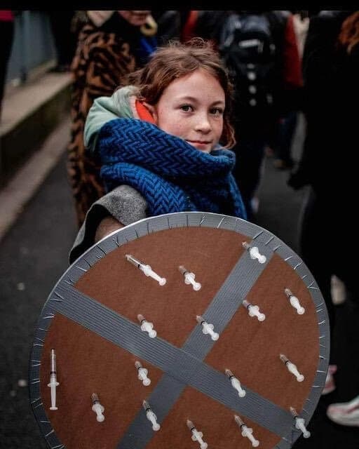 تابلوی عجیب یک دختر علیه واکسن اجباری در هلند+عکس